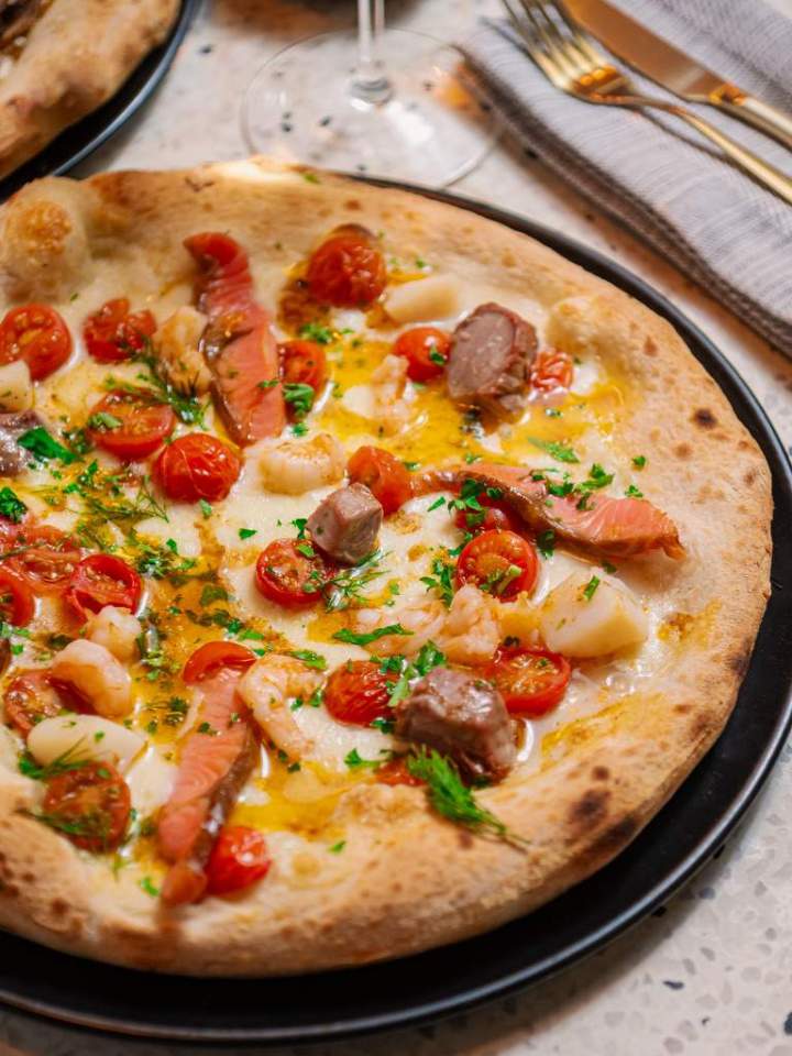 Savourez nos délicieuses pizzas cuites au four.